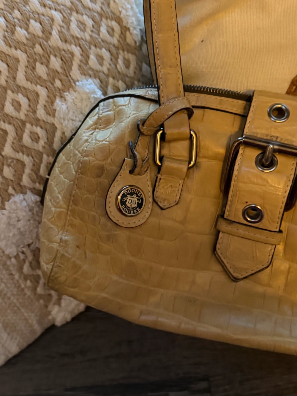 Dooney & Bourke Tan Croc Embossed Buckle Handbag Vintage Style - Picture 2 of 7